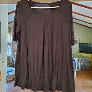 liz lange maternity black top with some design to shoulder